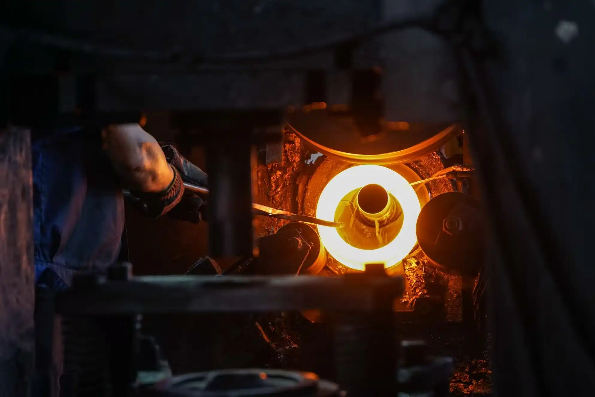 What are the advantages of hot die forging for automotive parts?