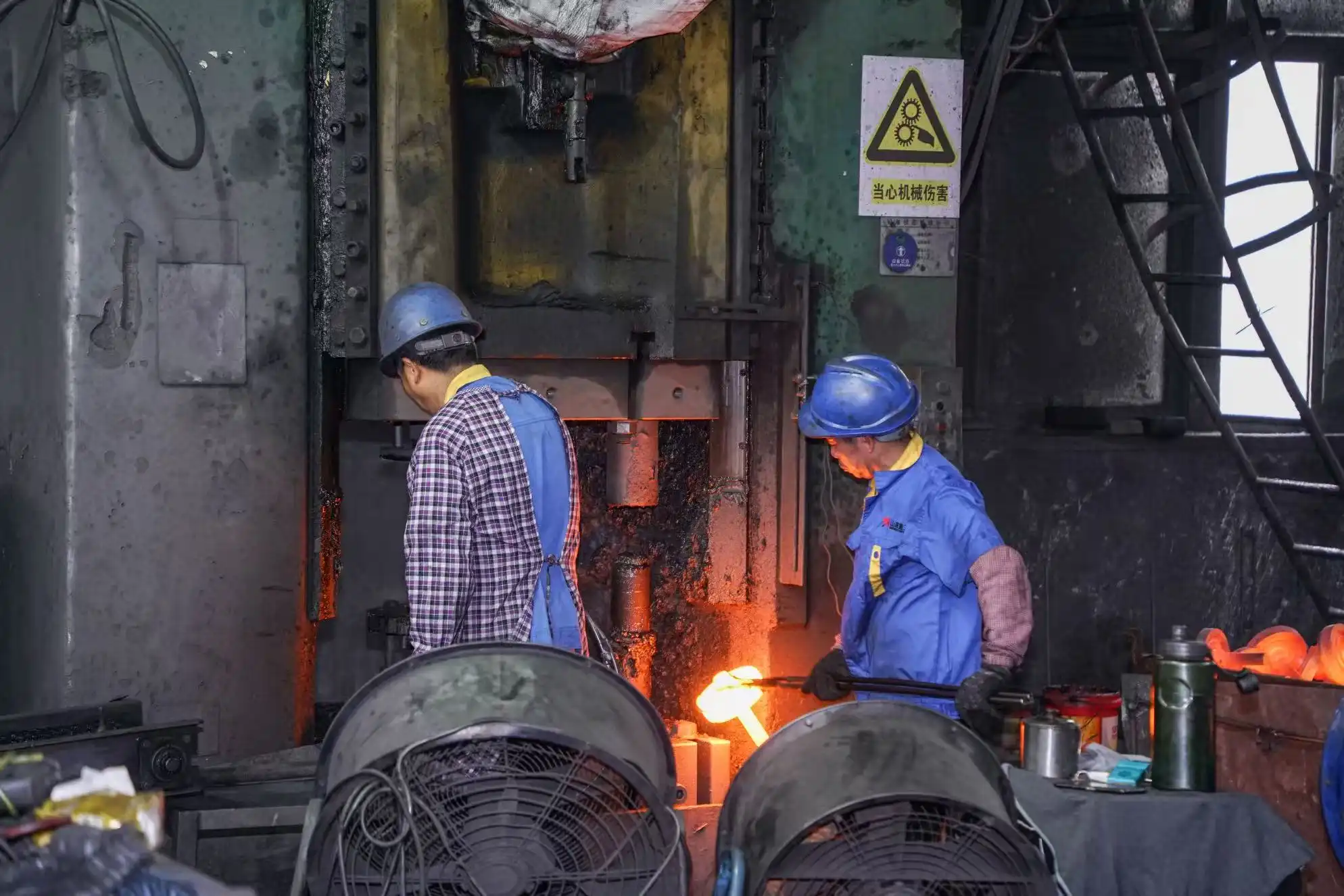 What are the typical defects in forging and how to avoid them?